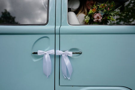 KOKARDY Z MUSZKĄ BIAŁY 14 CM 4 SZT