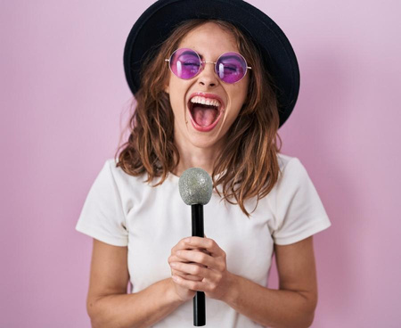 Mikrofon srebrny plastikowy gadżet muzyczny impreza