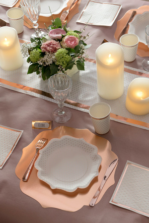 ZESTAW BIAŁE TALERZYKI+KUBECZKI+SERWETKI W KROPKI