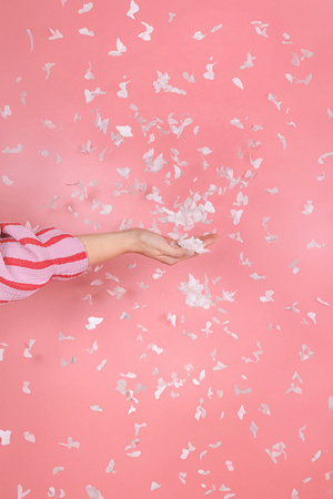 TUBA KONFETTI BIAŁE MOTYLKI 20 CM