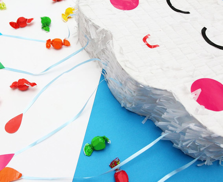 Piniata Chmurka uśmiechnięta chmura 44x29x9  cm urodziny