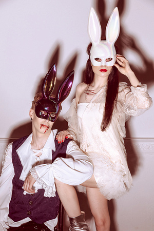 MASKA KRÓLIK 16.5 X 34 CM BIAŁA POŁYSKUJĄCA