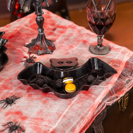 OBRUS HALLOWEEN ZAKRWAWIONY 76` X 300 CM