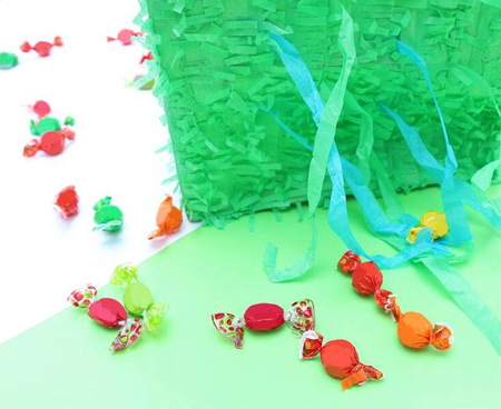 PINIATA ZIELONY PIKSEL 28X28X28 CM NA SZNURKI