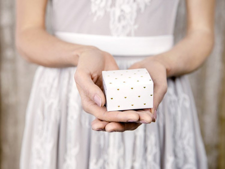 PUDEŁECZKA BIAŁE W ZŁOTE SERCA 10 szt