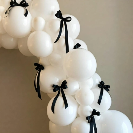 ZESTAW BIAŁE BALONY Z TASIEMKĄ I KROPKAMI DO KOKARDEK