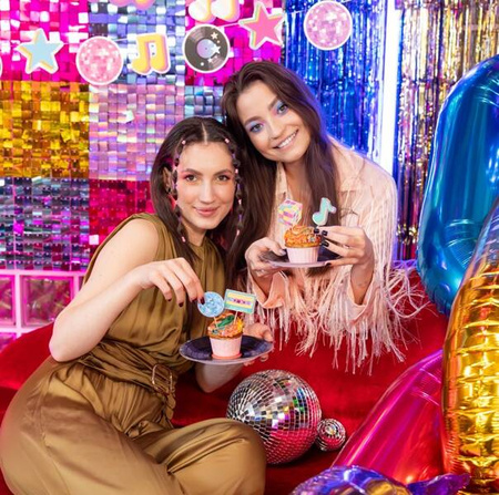 TALERZYKI PAPIEROWE RETRO DISCO 18 CM 6 SZT.