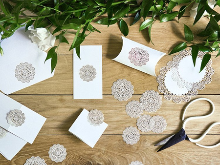 WIZYTÓWKI NA STÓŁ ROZETA BIAŁE 10 szt.