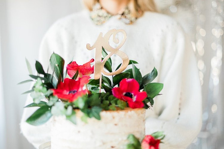 Topper na tort "18", złoty, 20.5cm (1 karton / 40 szt.)