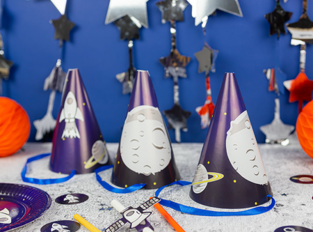 CZAPECZKI PAPIEROWE KOSMOS 6 SZT.