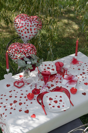 BIEŻNIK BIAŁY SERCA BROKATOWE 28 X 300 CM 