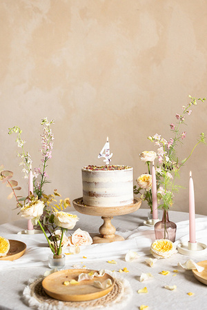 ŚWIECZKA URODZINOWA CYFRA 4 Z PŁATAKMI KWIATÓW 8 CM