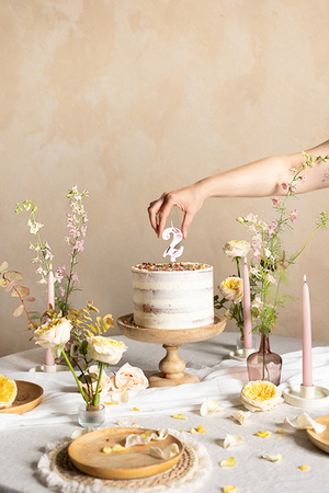 ŚWIECZKA URODZINOWA CYFRA 2 Z PŁATAKMI KWIATÓW 8 CM