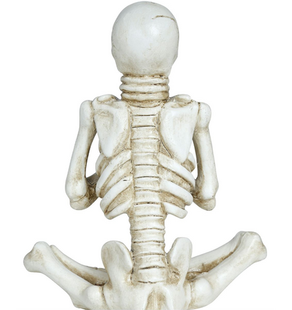 SIEDZĄCY SZKIELET HALLOWEEN 19 X 14 CM 