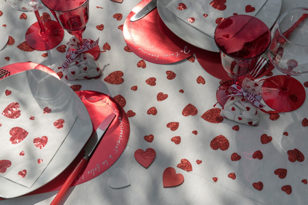 BIEŻNIK BIAŁY SERCA BROKATOWE 28 X 300 CM 