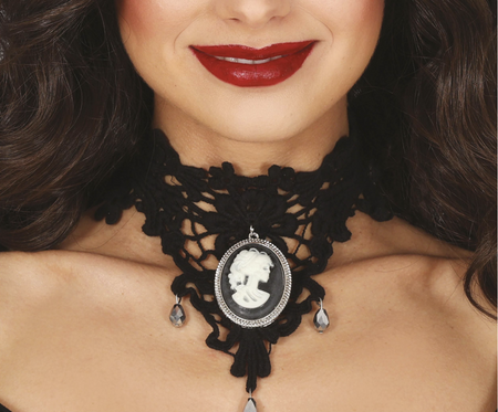 HAFTOWANY CHOKER Z MEDALIONEM NA BIUST