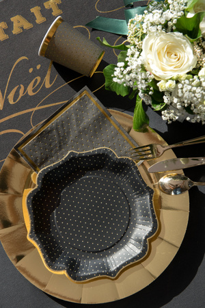 TALERZYKI PAPIEROWE ZŁOTE KROPKI CZARNE 21 CM 10 SZT