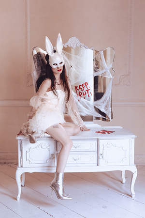 MASKA KRÓLIK 16.5 X 34 CM BIAŁA POŁYSKUJĄCA