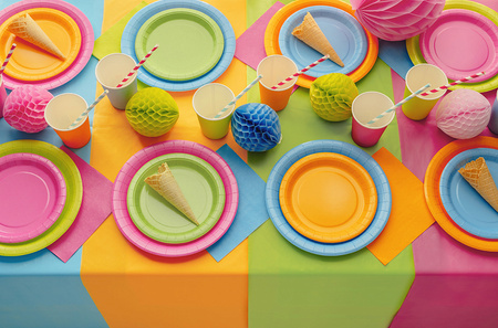 TALERZYKI PAPIEROWE CIEMNO RÓŻOWE 18 CM 6 SZT