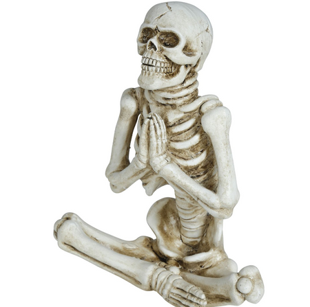 SIEDZĄCY SZKIELET HALLOWEEN 19 X 14 CM 