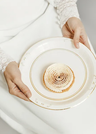 TALERZYKI PAPIEROWE BIAŁE ZŁOTY ORNAMENT 23 CM 6 SZT 