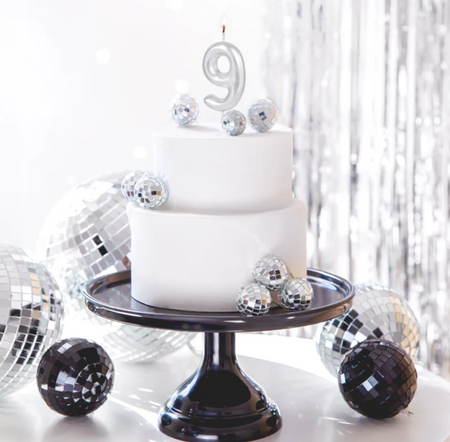 ŚWIECZKA URODZINOWA CYFRA 9 SREBRNA POŁYSK 6 CM