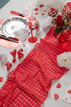 BIEŻNIK KORONKOWY CZERWONY SERCA 28 X 250 CM 