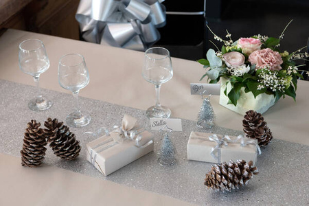 BIEŻNIK NA STÓŁ SREBRNY 28 X 300 CM