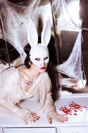 MASKA KRÓLIK 16.5 X 34 CM BIAŁA POŁYSKUJĄCA