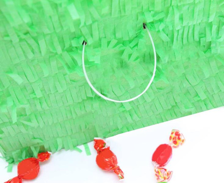 PINIATA ZIELONY PIKSEL 28X28X28 CM NA SZNURKI