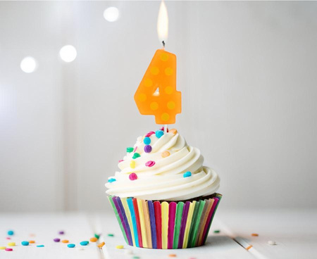 ŚWIECZKA URODZINOWA CYFRA 4 POMARAŃCZOWA W GROCHY 6 CM