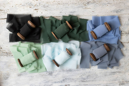 WSTĄŻKA SZYFONOWA JASNY MGLISTY NIEBIESKI 40MM 10M