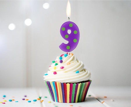 ŚWIECZKA URODZINOWA CYFRA 9 FIOLETOWA W GROCHY 6 CM