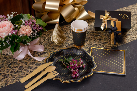 KUBECZKI PAPIEROWE ZŁOTE KROPKI CZARNE 270 ML 10 SZT