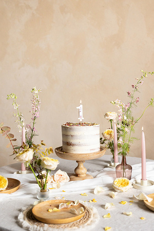 ŚWIECZKA URODZINOWA CYFRA 1 Z PŁATAKMI KWIATÓW 8 CM