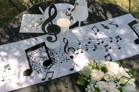 BIEŻNIK PAPIEROWY NUTY BIAŁY 30 X 500 CM