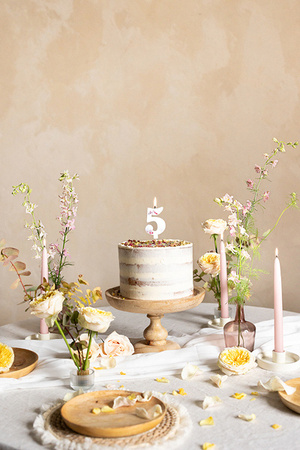 ŚWIECZKA URODZINOWA CYFRA 5 Z PŁATKAMI KWIATÓW 8 CM