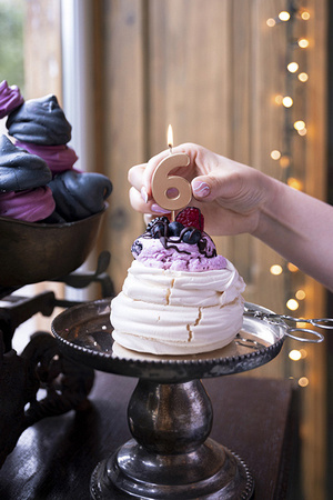 ŚWIECZKA URODZINOWA CYFRA 6 RÓŻOWE ZŁOTO 9 CM