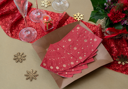 SERWETKI CZERWONE PAPIEROWE ZŁOTE GWIAZDKI 25 CM 20 SZT