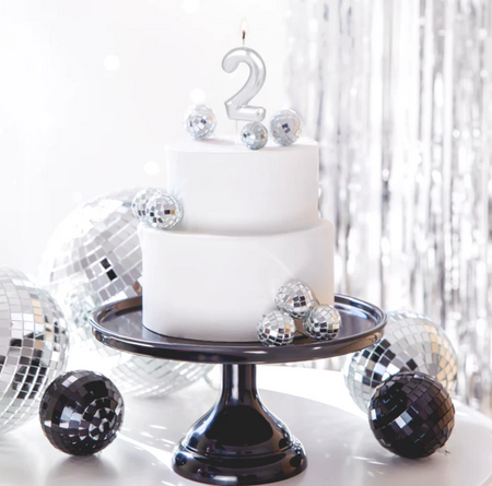 ŚWIECZKA URODZINOWA CYFRA 2 SREBRNA POŁYSK 6 CM