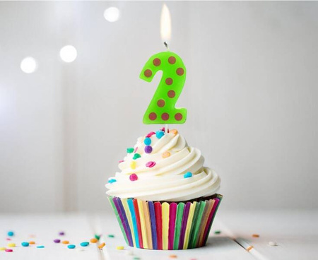 ŚWIECZKA URODZINOWA CYFRA 2 ZIELONA W GROCHY 6 CM